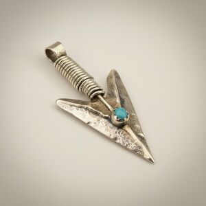 VINTAGE HAND MADE SOLID 925 STERLING SILVER ARROW HEAD PENDANT TURQUOISE STONE